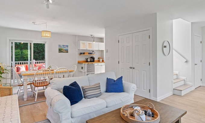 Easton's Point Maison | Walk to Newport, 1st & 2nd Beaches, & Cliff Walk from this Newly Redone Home