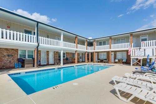 Cherry Grove Beach Appartement | Walk to North Myrtle Beach Studio with Pool Access!