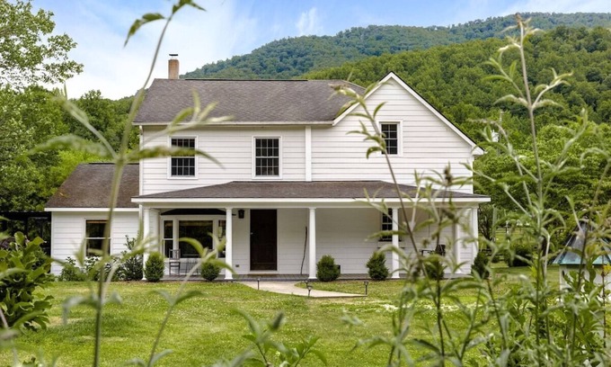 Haywood Autre | Walk to Old Rag/Shenandoah trails - hot tub - dogs welcome!