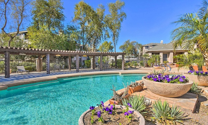 Camelback East Copropriété | Walk to Papago Park: Phoenix Condo w/ Pool Access!