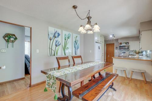 Waterloo Maison | Walk to Park Waterloo Home with Furnished Deck
