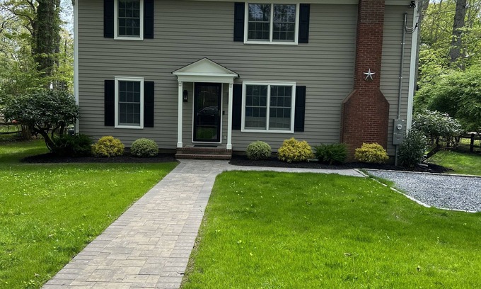 East Marion Maison | Walk to private bay beach, close to Greenport, wineries, golf! Premier Host home