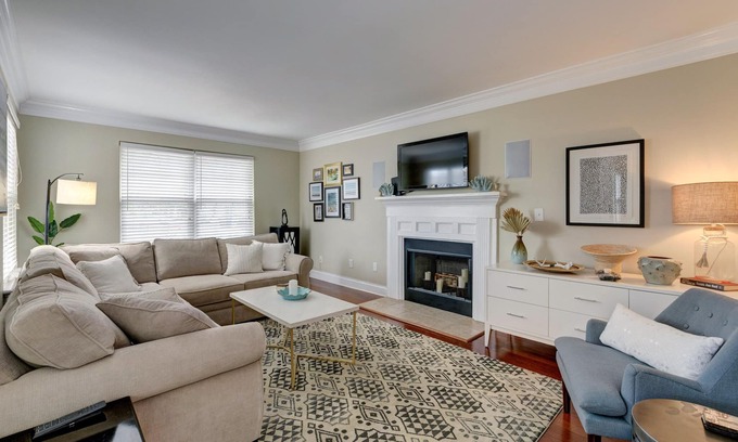 Mount Pleasant Maison | Walk to restaurants! 10min to beaches and downtown Charleston.