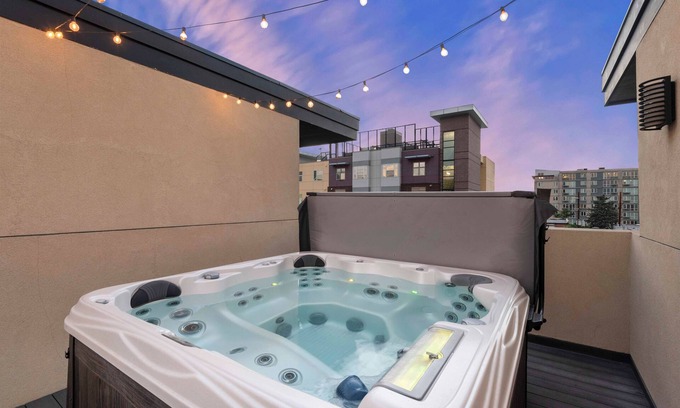 Five Points Maison | Walk to RiNo’s Best Bars, Restaurants, Coors Field! Rooftop Deck with Hot Tub!