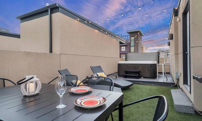 Five Points Maison | Walk to RiNo’s Best Bars, Restaurants, Coors Field! Rooftop Deck with Hot Tub!