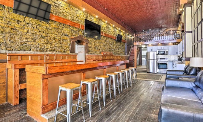 Lansing Maison | Walk to River Unique Studio in Renovated Bar!