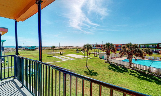 Sand Point Copropriété | Walk to Sandfest , Shared Pool, Board Walk to Beach, Gulf Views