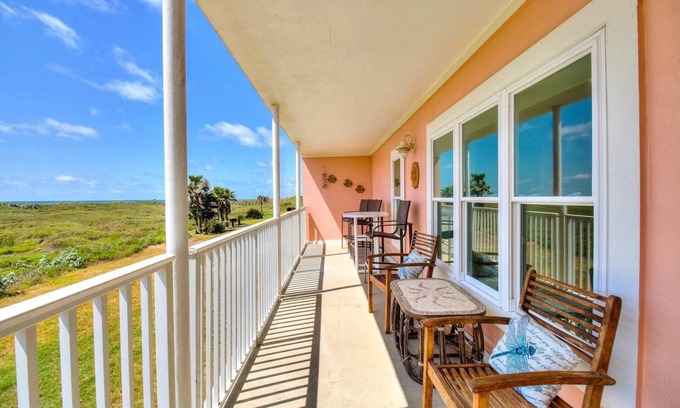 Sand Point Copropriété | Walk to Sandfest, Shared Pool, Boardwalk to the Beach