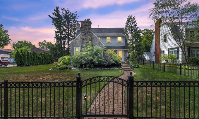 Birmingham Maison | Walk to shopping, Charming Modern European cottage with huge deck