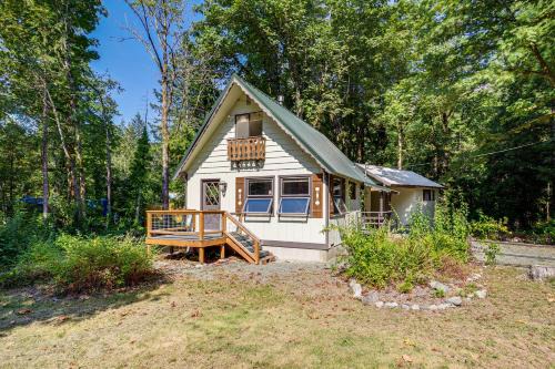 Baring Maison | Walk to Skykomish River Wooded Escape with Fire Pit