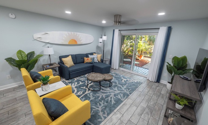 Latana Oceanfront Copropriété | WALK to the BEACH!! Hip 2-bedroom/2 bath island condo in Indian Harbour Beach