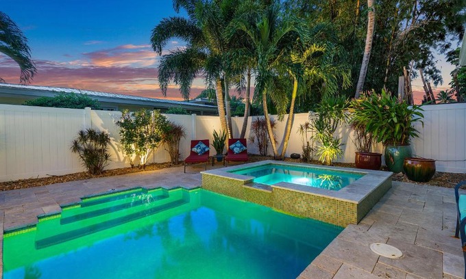 Del-Ida Park Historic District Maison | Walk to The Ave- Heated Pool, Spa, Golden Tee and Putting Green - mins to Beach