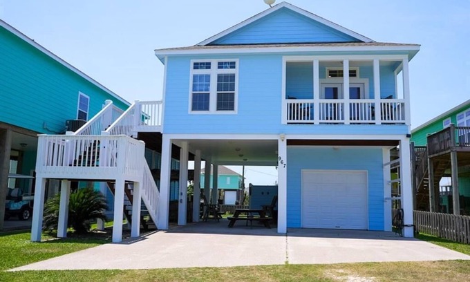 Port Bolivar Cabine | Walk to The Beach! Pet Friendly - King bed