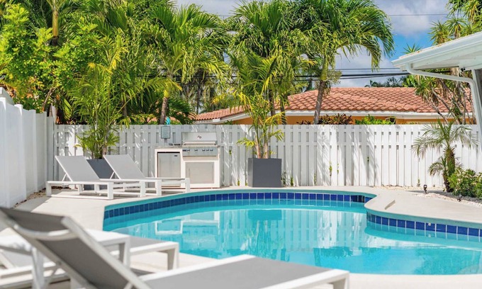 Dolphin Isles Appartement | Walk To The Beach | Fire pit + Pool | Coconut Unit