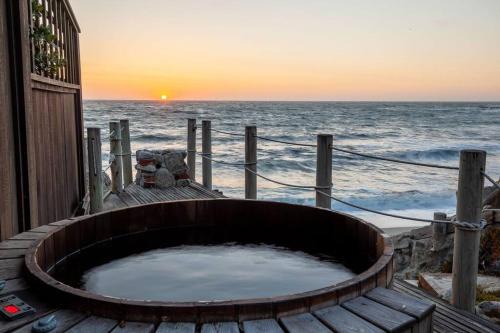 Moss Beach Maison | Walk to the Beach from this Ocean Front Home