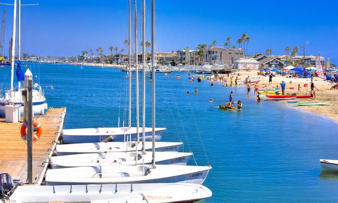 Peninsula Maison | Located 3 houses from the water! Beach house with two car garage
