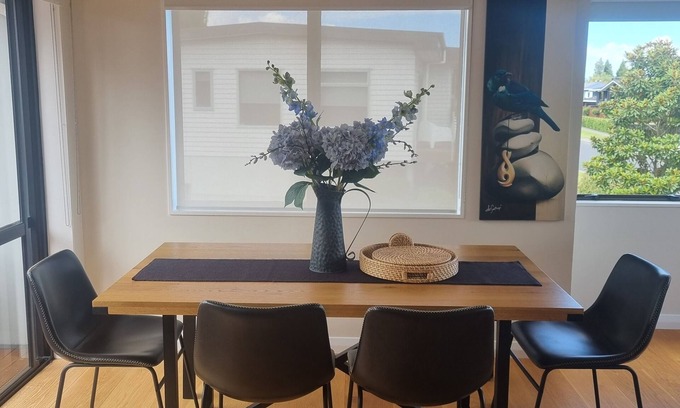 Taupo Maison | Walk to the Lake, or Stay in and Enjoy the View