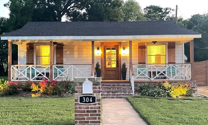 Waco Maison | Walk to the River or Downtown. One block from Cameron Park. 1 Mile to Silos!