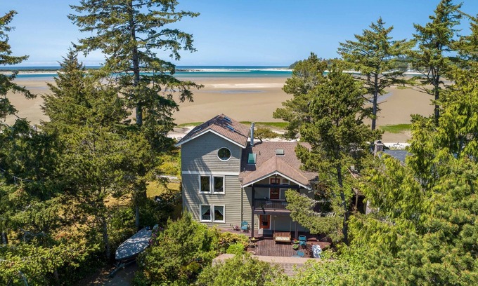 Lincoln City Maison | Walk to the sand and enjoy incredible views from this beach front home!
