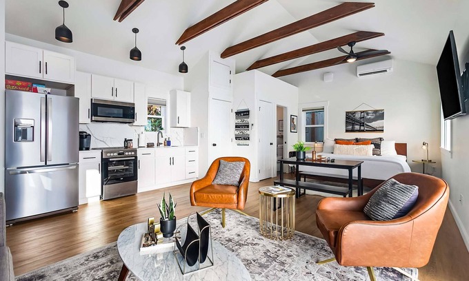 West End Maison | Walk to the waterfront! The South Sound Suite