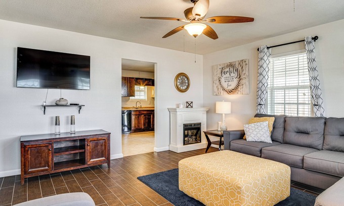 Brenham Maison | Walk to Town: Home w/ Yard in Brenham!