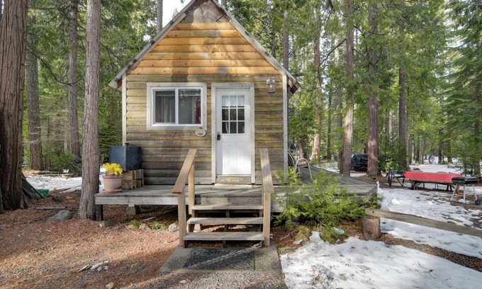 Butte Meadows Appartement | Walk to Trails & Butte Creek: Cozy Retreat w/ Deck