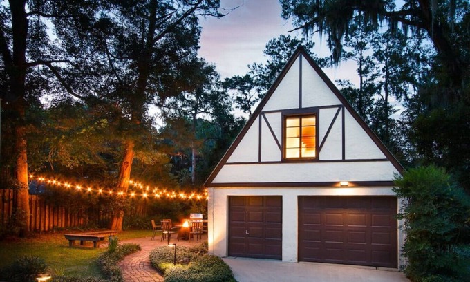 Gainesville Maison | Walk to UF! Historic King Bed Loft w/ Private Deck