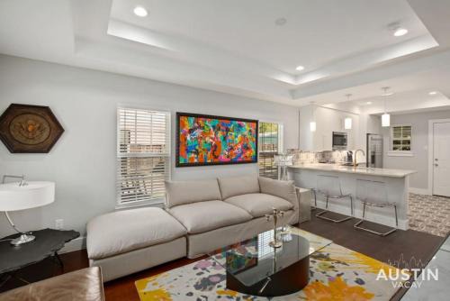 Swede Hill Maison | Walk to UT and E 6th in ATX House and Free Swim Club by Austin Vacay