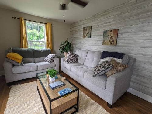 Springfield Appartement | Walk to Washington Park, Pet-friendly, Backyard