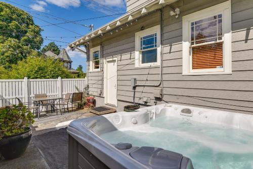 King Maison | Walk to Williams District Home with Hot Tub and Patio