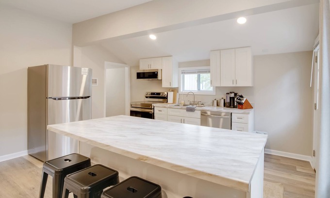 Bowling Green Maison | Walk to WKU, Bars & Dining! Updated Duplex Home