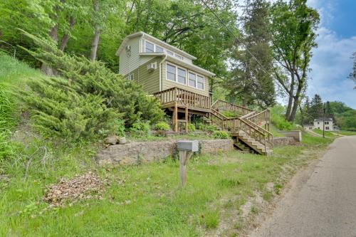 Bagley Maison | Walk to Wyalusing Beach Cabin with River View!