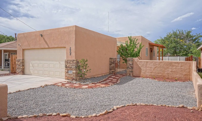 West Old Town Maison | Walk2Old Town, 2bd/1ba, Large Yard, Pet Friendly!