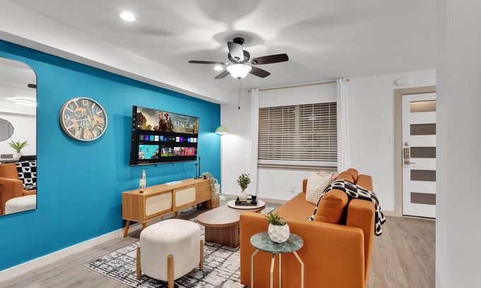 Clarksville Appartement | Walkable 1st-Floor Austin Stay – King Bed, Pet Friendly, Free Parking, Sleeps 10