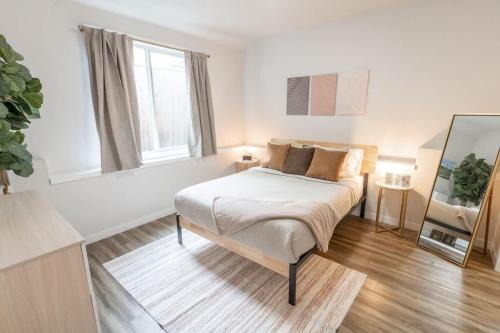 Vernon Maison | Walkable Apt Next to Restaurants, Bars, and Shops!