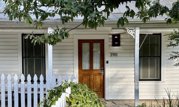 Rosedale Cottage | Walkable Central Austin Cottage