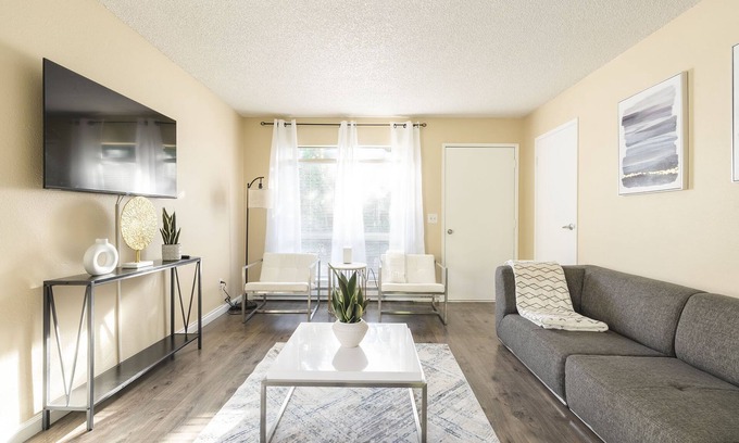 Education Hill Appartement | Walkable condo in heart of vibrant D/n Redmond, m/s from Microsoft, woodinville
