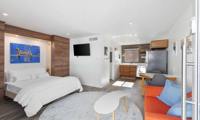 Roosevelt Copropriété | Walkable DTPH Studio w/ Pool and Parking