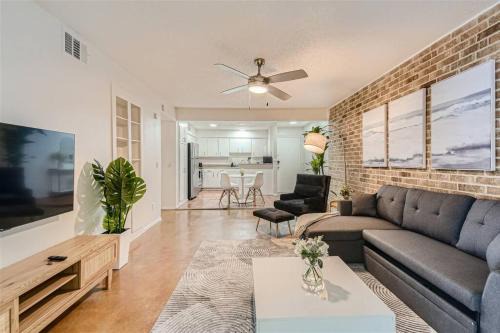 Bouldin Appartement | Walkable Dtwn 2B Getaway - Sleeps 5 - Pool, Prkg