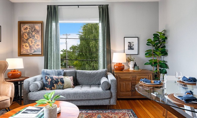 Hilltop Appartement | Near Best Dining & Local Hotspots. Pet Friendly, King Size Bed & AC