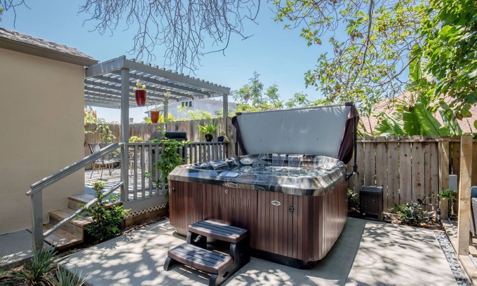 Golden Hill Appartement | Walkable to Downtown, NEW Jacuzzi, Fire pit, Outdoor Kitchen w Built in BBQ (F)