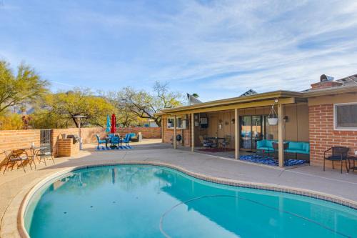 Casas Adobes Estates Maison | Walkable Tucson Retreat with Pool and Fire Pit!