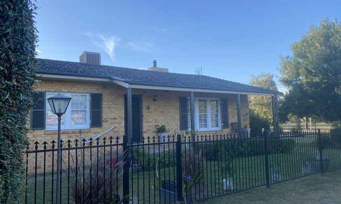 West Tamworth Maison | Walking distance to West Leagues Club & Golf Club 3 bedroom home, enclosed yard