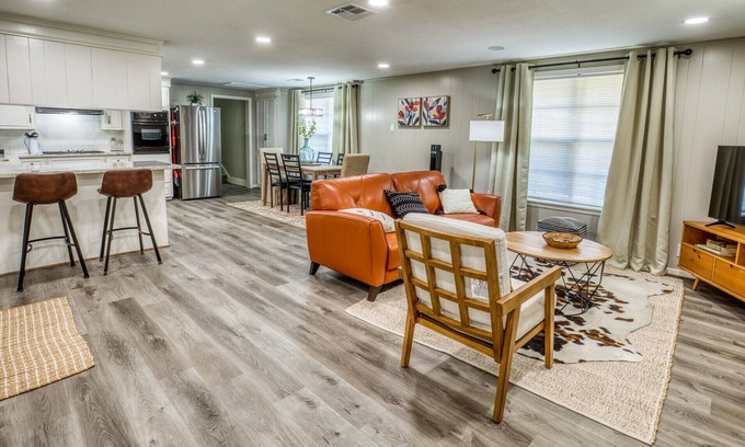Brenham Maison | Walking distance to historic downtown Brenham!