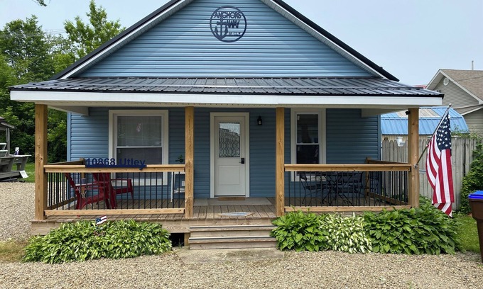 Conneaut Lakeshore Cottage | Walking distance to beach area of Conneaut lake- 4 bedroom