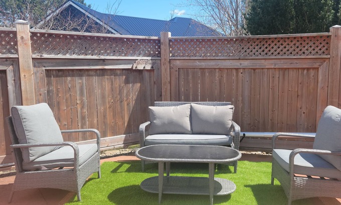 Bedford Maison | Walkout Guest Suite in basement with Pool, HotTub in Bedford