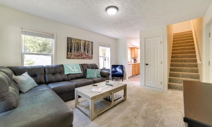 Walloon Lake Maison | Walloon Lake Getaway with Fire Pit - Walk to Water!