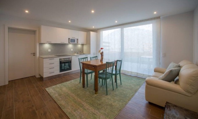 Giubiasco Appartement | Walnut apartment surrounded by greenery