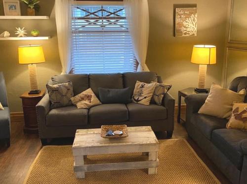 Downtown Niagara Falls Maison | WALNUT Beautiful 3 bedrooms house 1 mile from the falls!