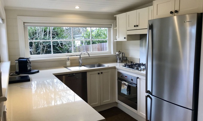 Burrawang Cottage | Walnut Cottage. Détente Country Charm.